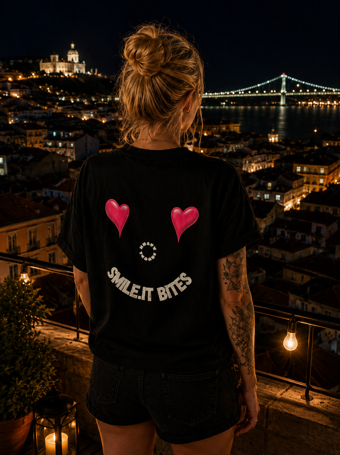 Femme portant de dos le t-shirt noir Crazy Tongue IT BITES.