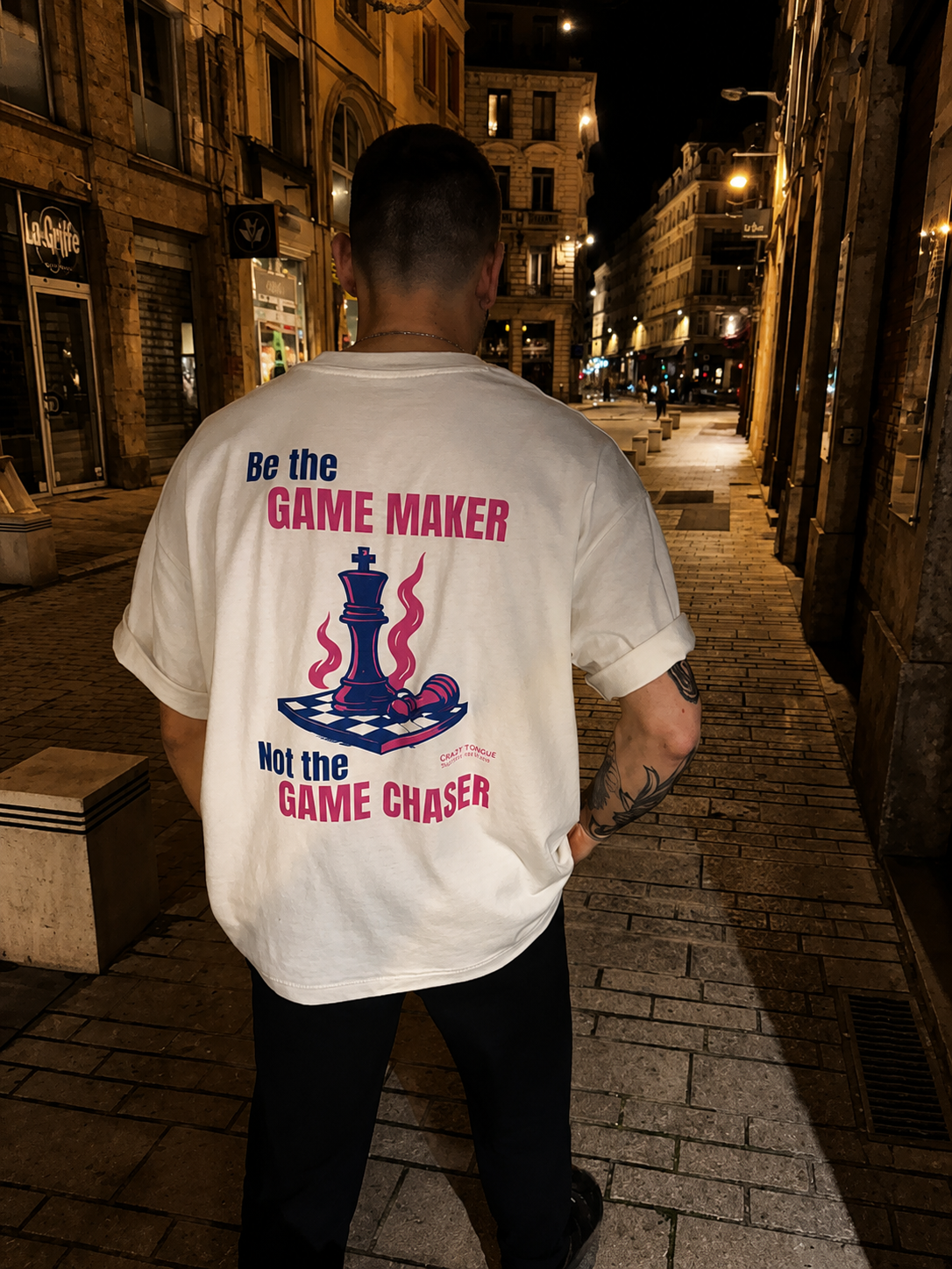 Tee-shirt Be the Game Maker porté dans une rue de Lyon la nuit
