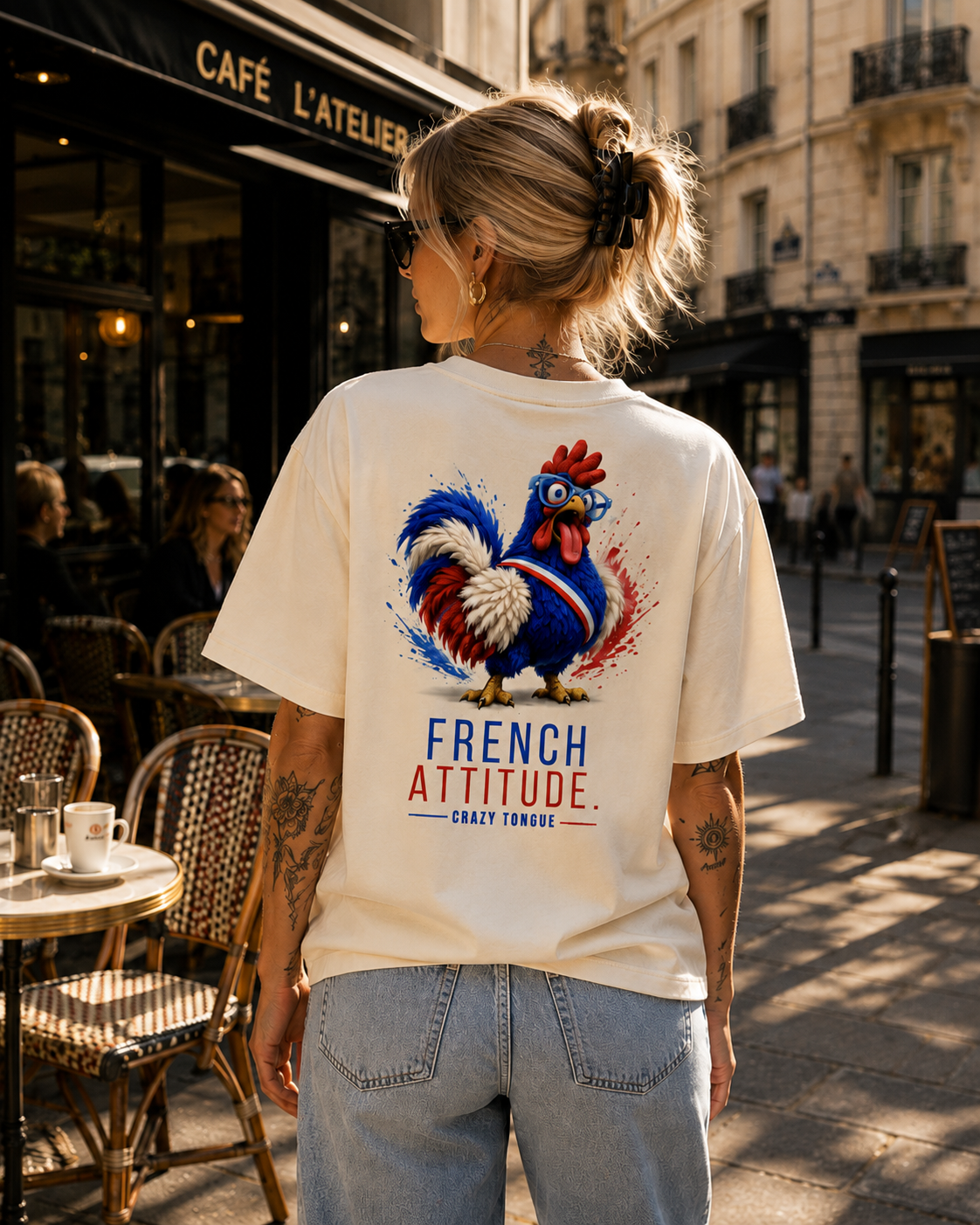 Femme portant le t-shirt crème Crazy Tongue FRENCH ATTITUDE de dos devant un café parisien.