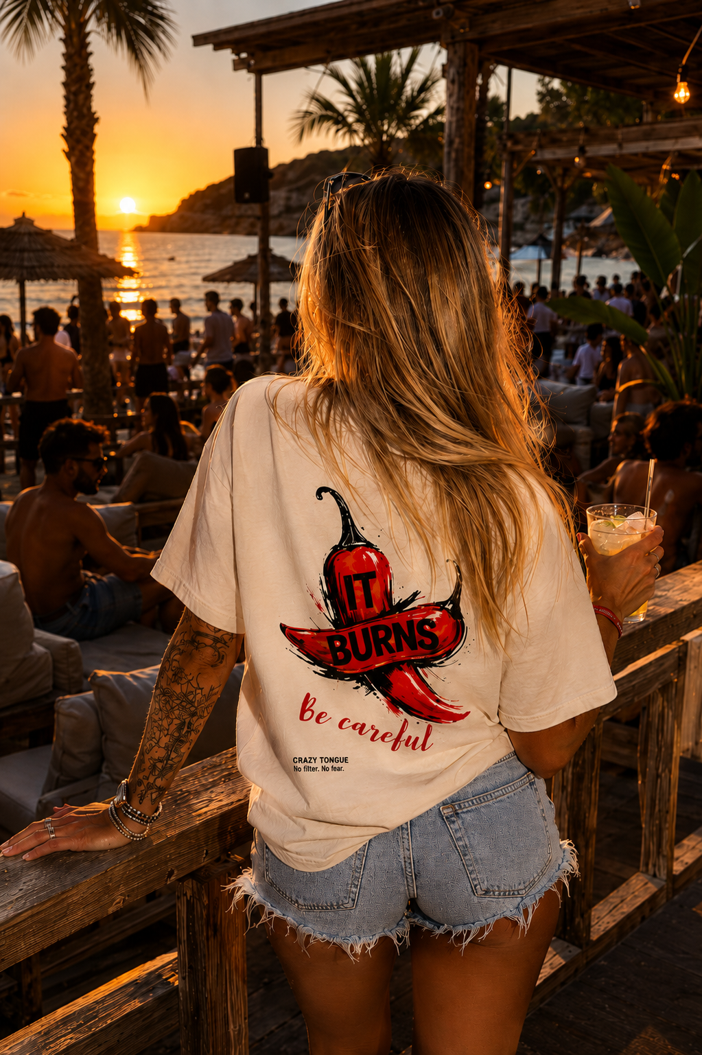 Femme portant de dos le t-shirt crème Crazy Tongue IT BURNS.
